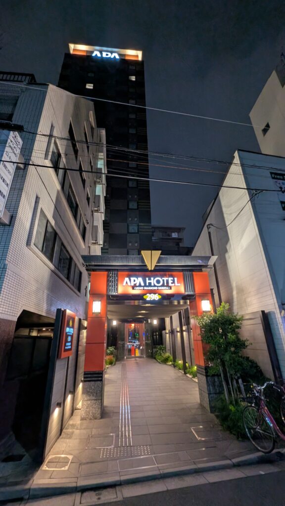 路地の奥に建つアパホテル上野稲荷町駅北のタワー外観