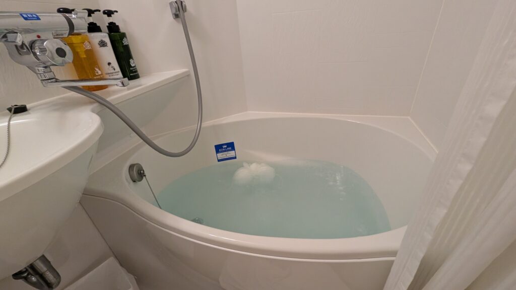 湯を張った卵型浴槽