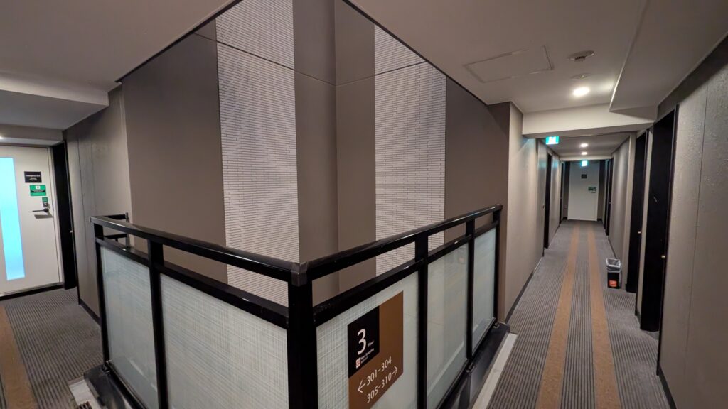 3階の吹き抜けに面した廊下