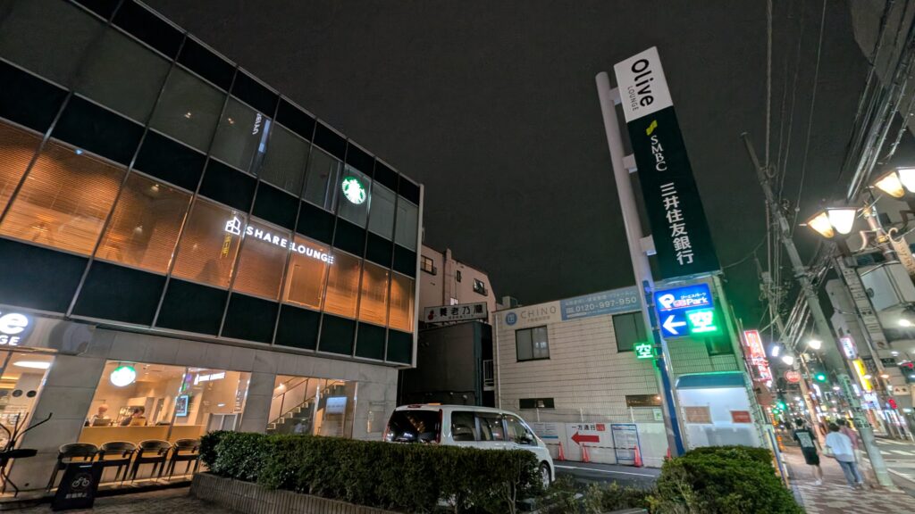 夜のOlive LOUNGE 鶴見の外観