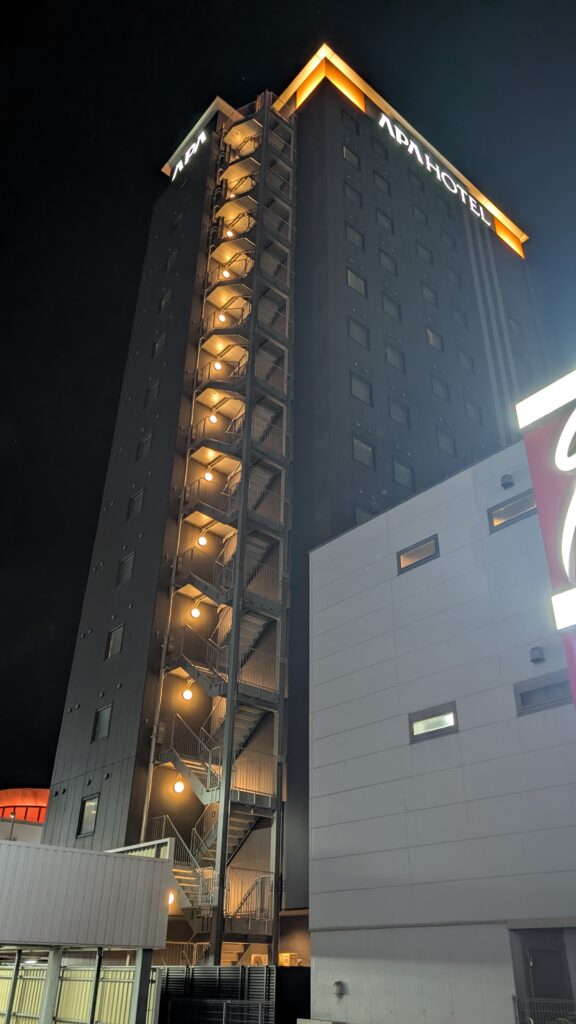 アパホテル〈西船橋駅前〉 夜間は各踊り場のライトが点灯し、タワー全体が縦にラインアップされて見える