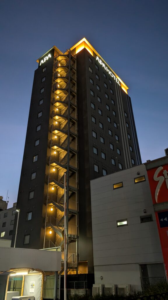 アパホテル〈西船橋駅前〉 夕暮れの外観全景（西船橋駅南口側から）