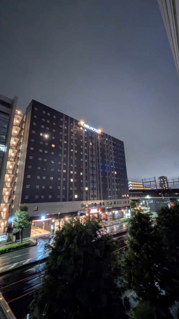 夜のアパホテルさいたま新都心駅西の外観