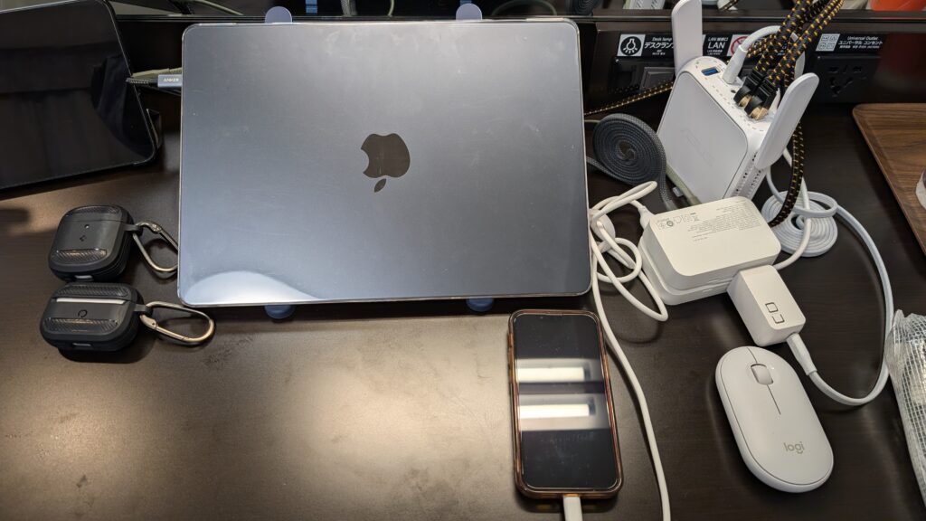 ホテルのデスクに展開したMacBookとトラベルルーター