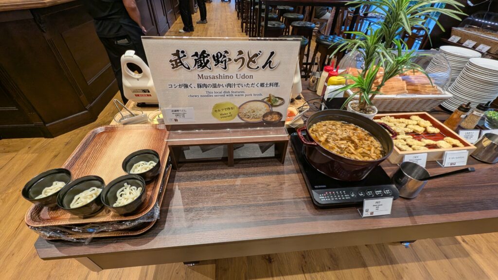 朝食ビュッフェの武蔵野うどんコーナー(豚肉の肉汁つけ麺)