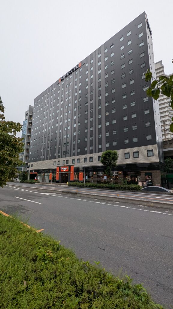 昼のアパホテルさいたま新都心駅西の外観