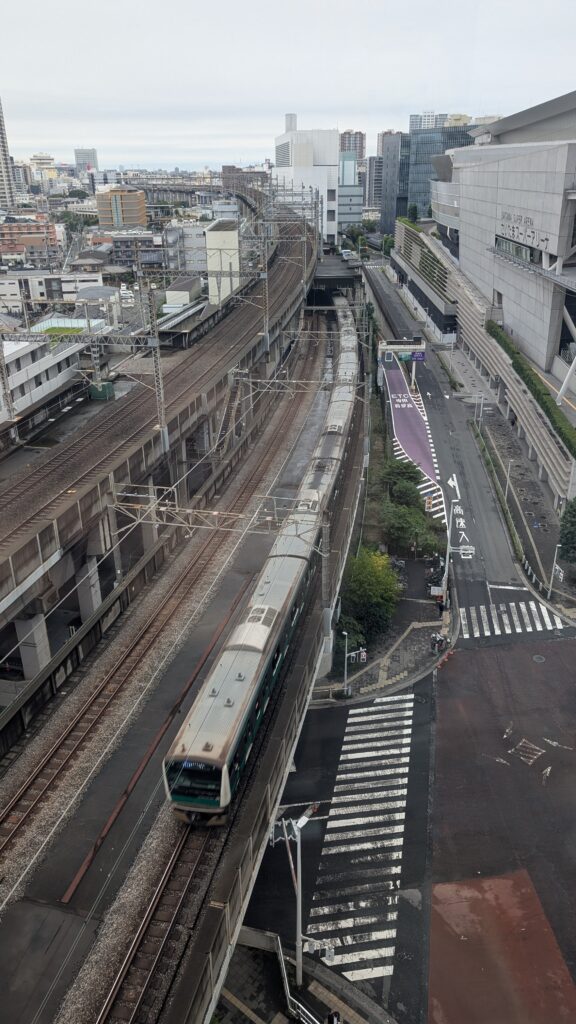 客室から見える埼京線E233系