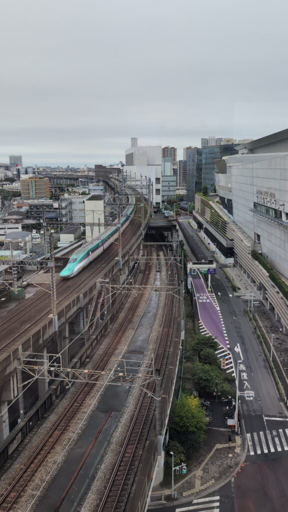 客室から見える東北新幹線E5系