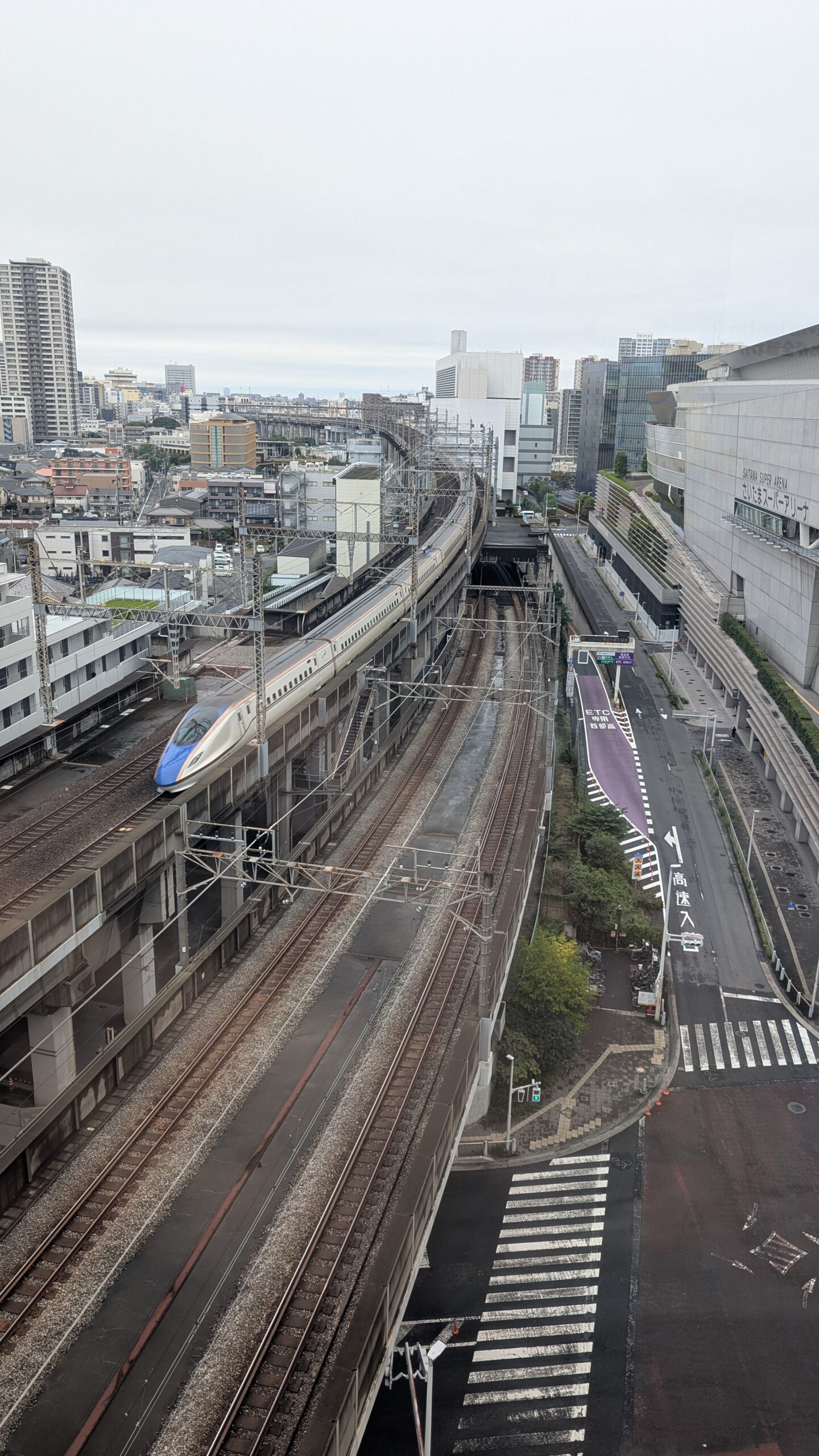 アパホテルさいたま新都心駅西のコーナービュールームから見える北陸新幹線E7系
