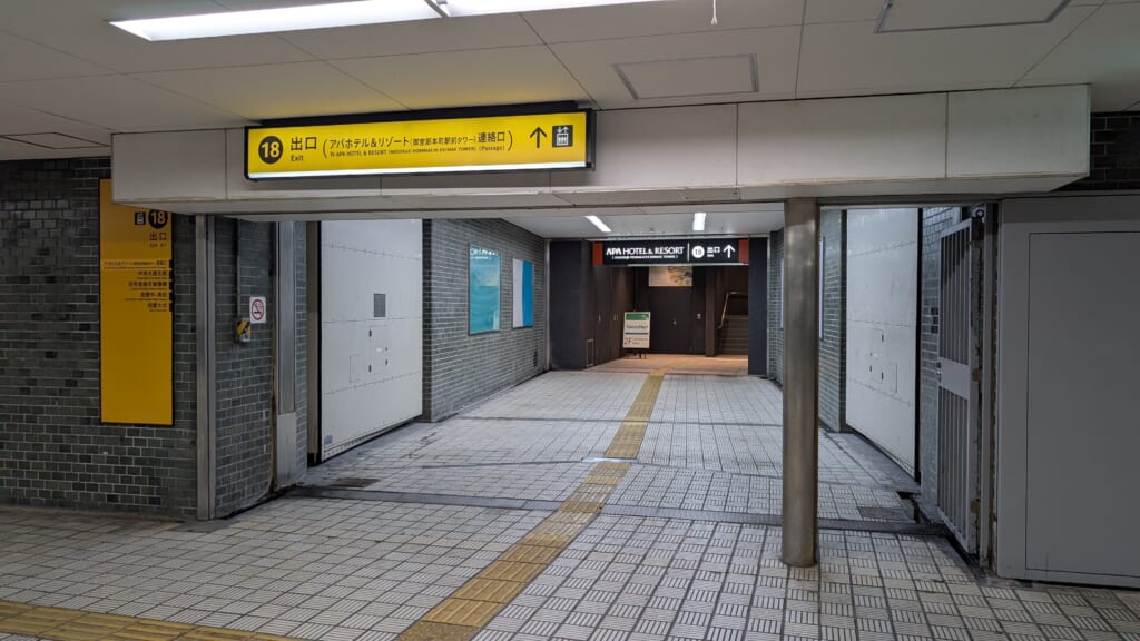 本町駅18号出口のアパホテル連絡口の案内サイン