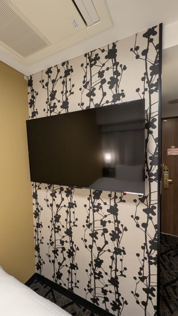 壁掛けのシャープ製テレビ