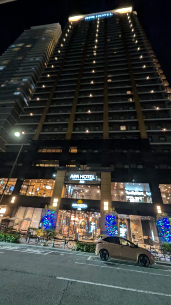 夜のアパホテル＆リゾート〈御堂筋本町駅前タワー〉全景とイルミネーション